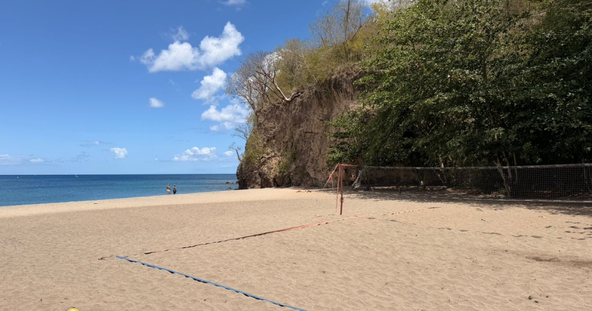     Schoelcher : l’accès à la falaise de Madiana interdit jusqu’à nouvel ordre après des chutes de pierres

