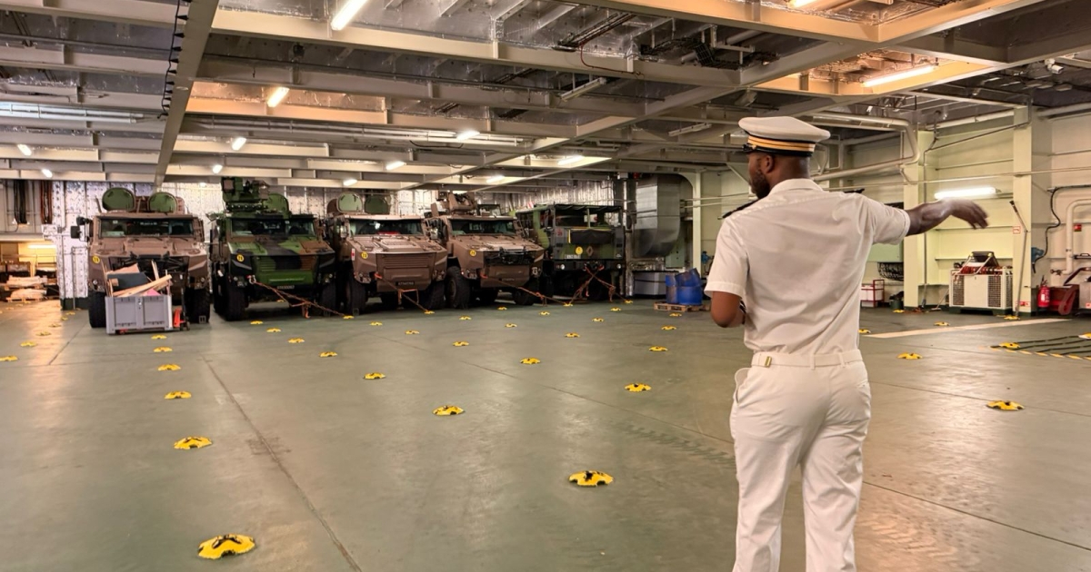     [VIDÉO] Le porte-hélicoptères amphibie Dixmude en escale à Fort-de-France

