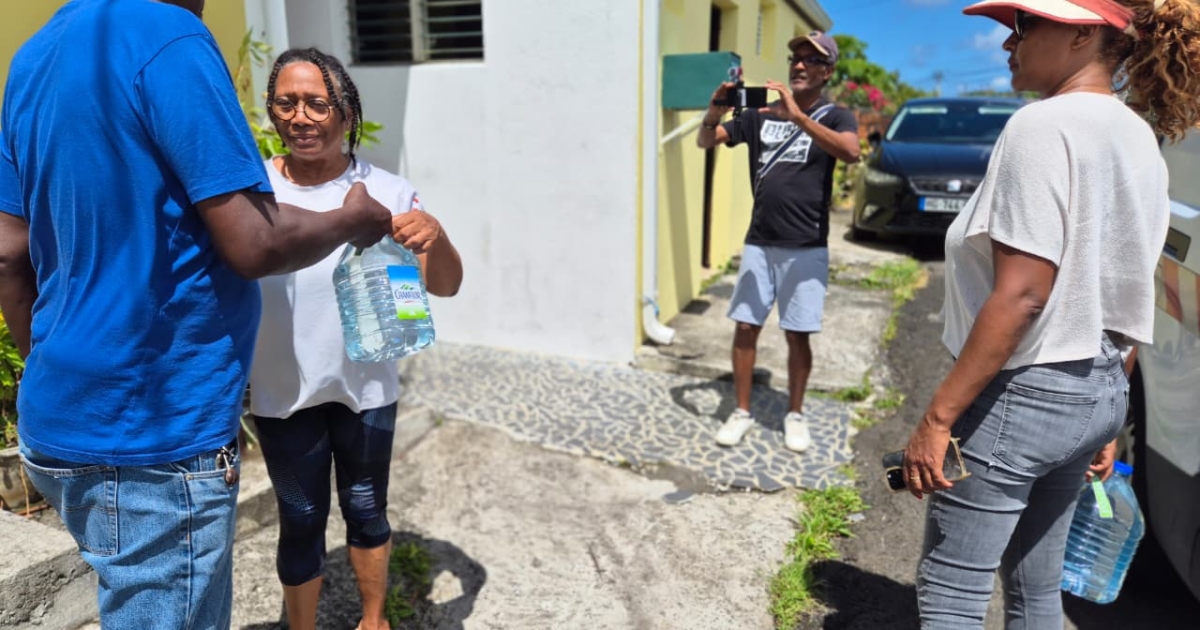    [EN IMAGES] Sécheresse et coupures d’eau : distribution de bouteilles et citernes déployées à Schoelcher

