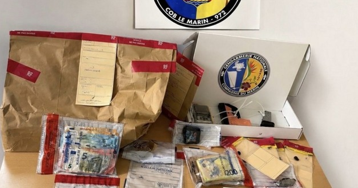     Du cannabis, une arme, de l'argent et des cigarettes de contrebande retrouvés sur un point de deal à Rivière-Pilote

