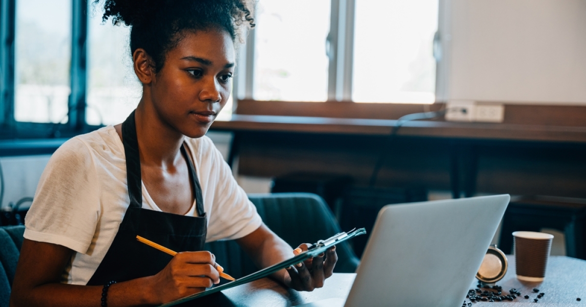     « C'est dur de casser les codes » : le grand défi de ces jeunes qui choisissent de rester en Guadeloupe

