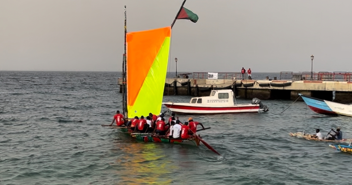     Symbole d'un retour : la yole martiniquaise dans les eaux de Gorée

