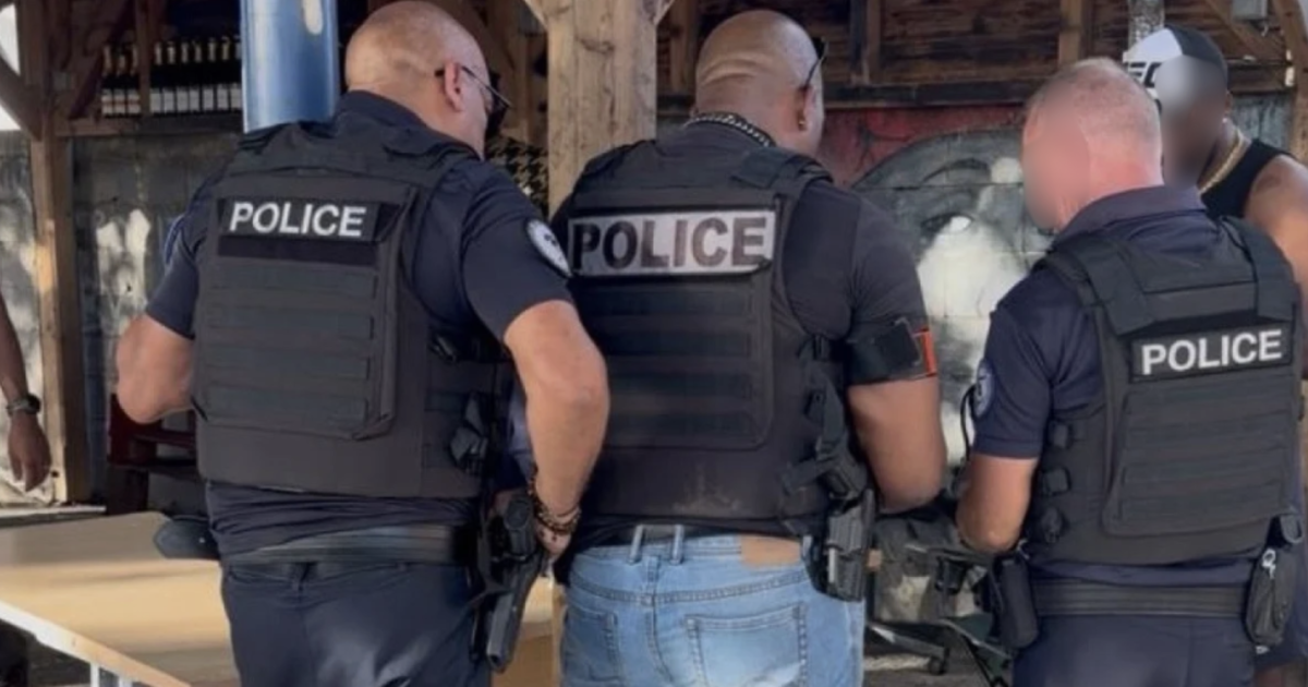     [VIDEO] À Fort-de-France, la police multiplie les contrôles dans les quartiers dits « sensibles »

