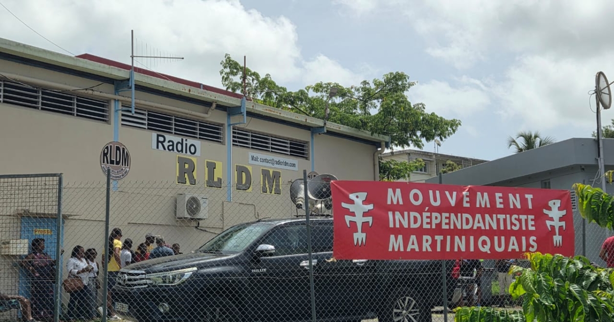     La radio RLDM toujours cadenassée : le mouvement indépendantiste martiniquais se mobilise à Rivière-Pilote

