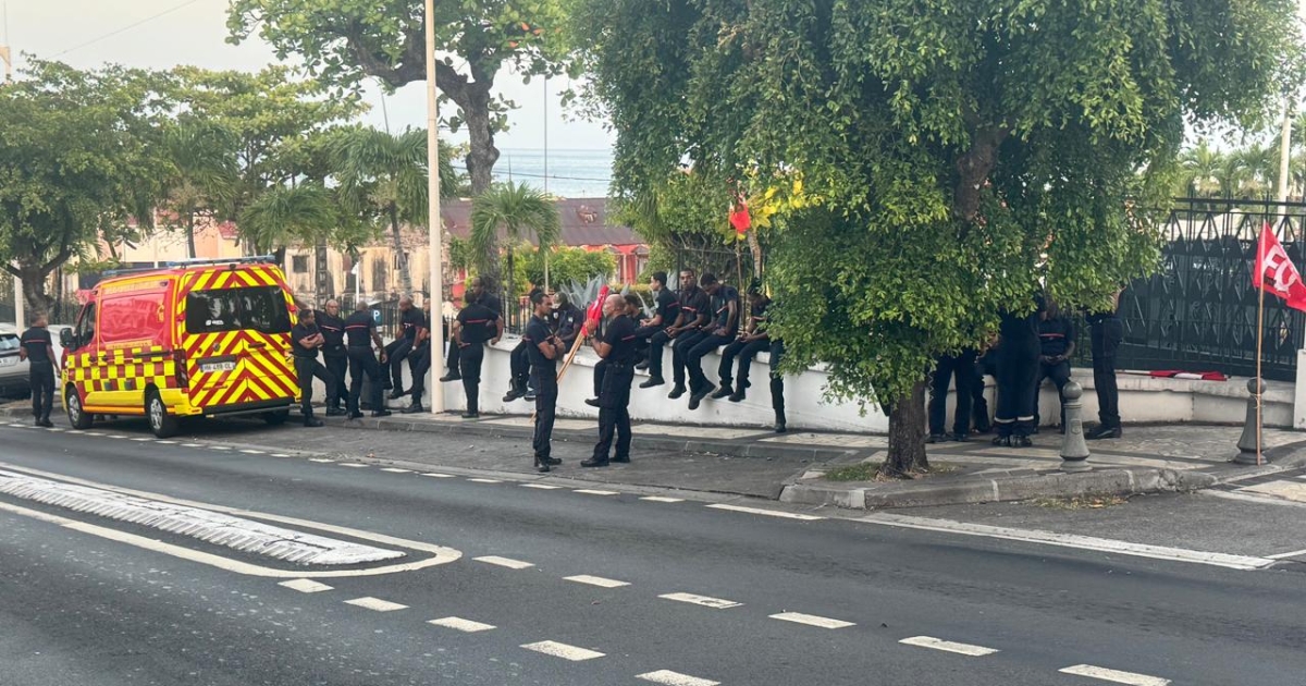     "Près de 50% des ambulances sont en panne" : des pompiers de Guadeloupe mobilisés devant le conseil départemental

