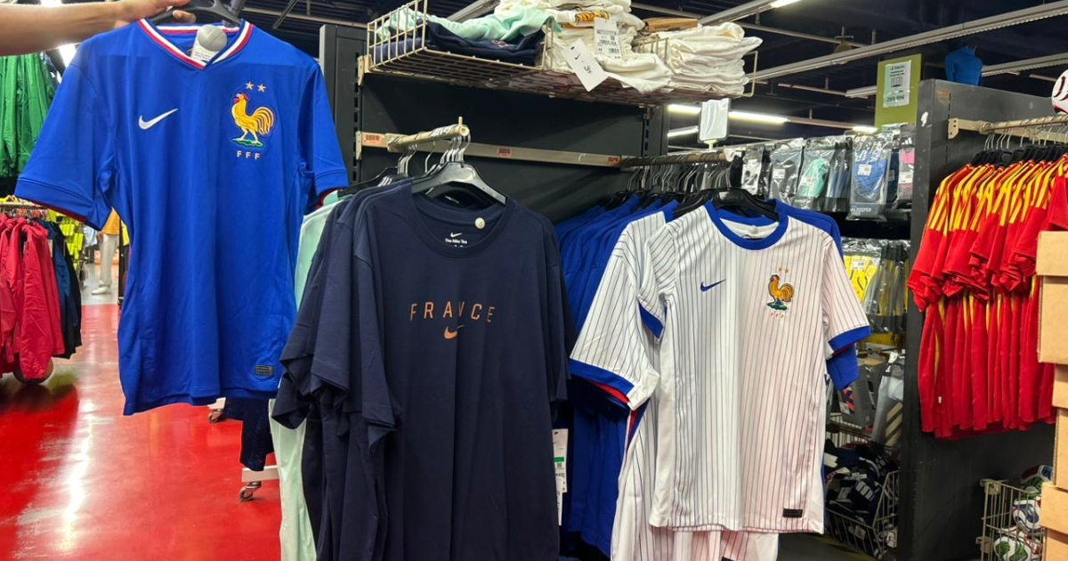     Coupe du monde 2026 : les maillots de l'équipe de France pris d'assaut en Guadeloupe


