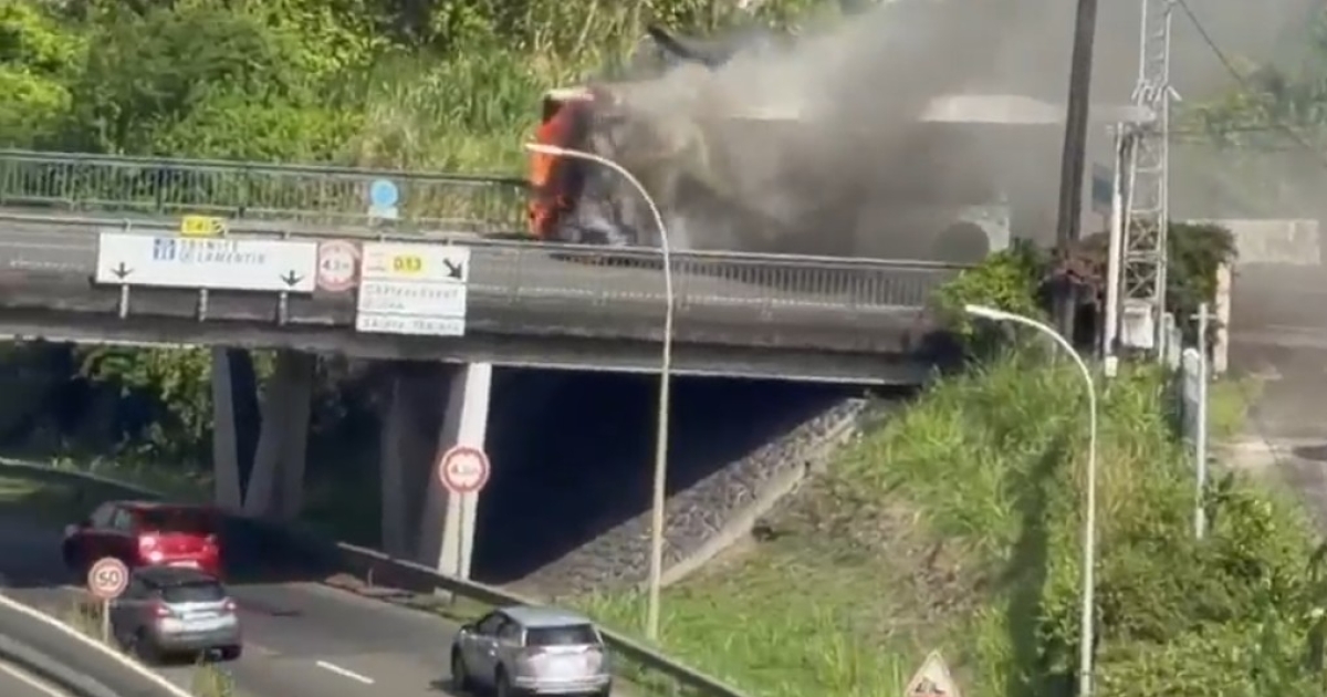     Un bus de transport urbain s'embrase sur la route des Religieuses

