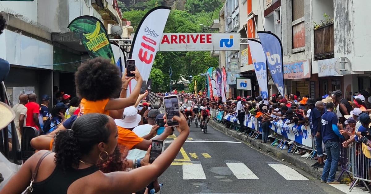     [⭕️Direct🚴] Tour cycliste de Martinique 2026 : Elijah Witzack s'impose à Rivière-Pilote. Le maillot jaune reste sur les épaules de Nils Brun.


