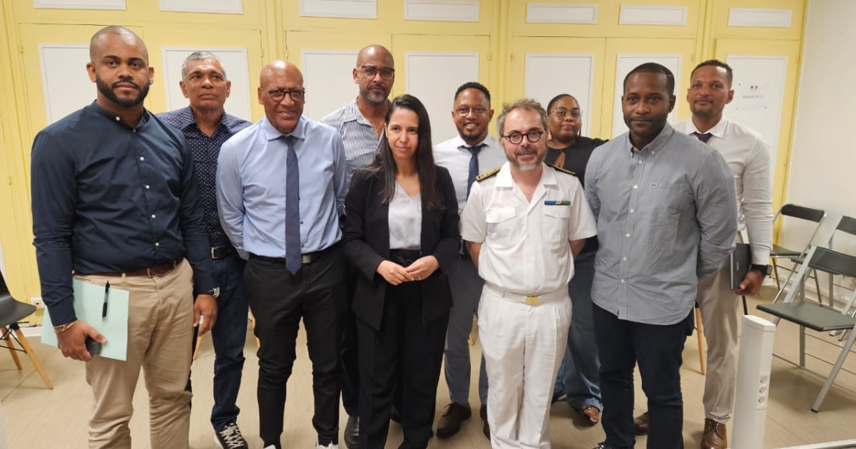     Sargasses : la ministre des Outre-mer en visite sur le terrain à Trinité et au Robert

