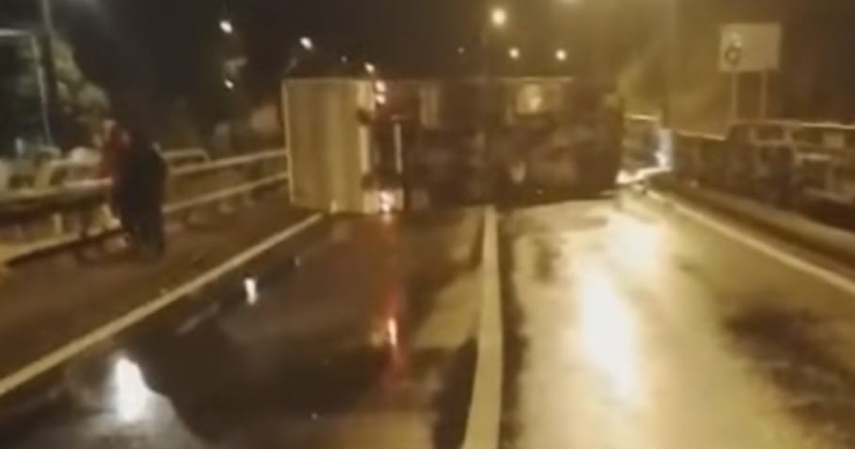     Un camion s’est renversé sur la RN1 à Capesterre-Belle-Eau

