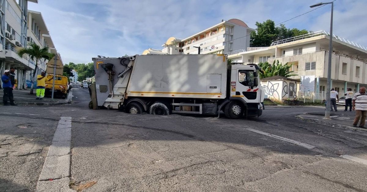     Aux Abymes, un camion benne piégé par l'affaissement de la chaussée

