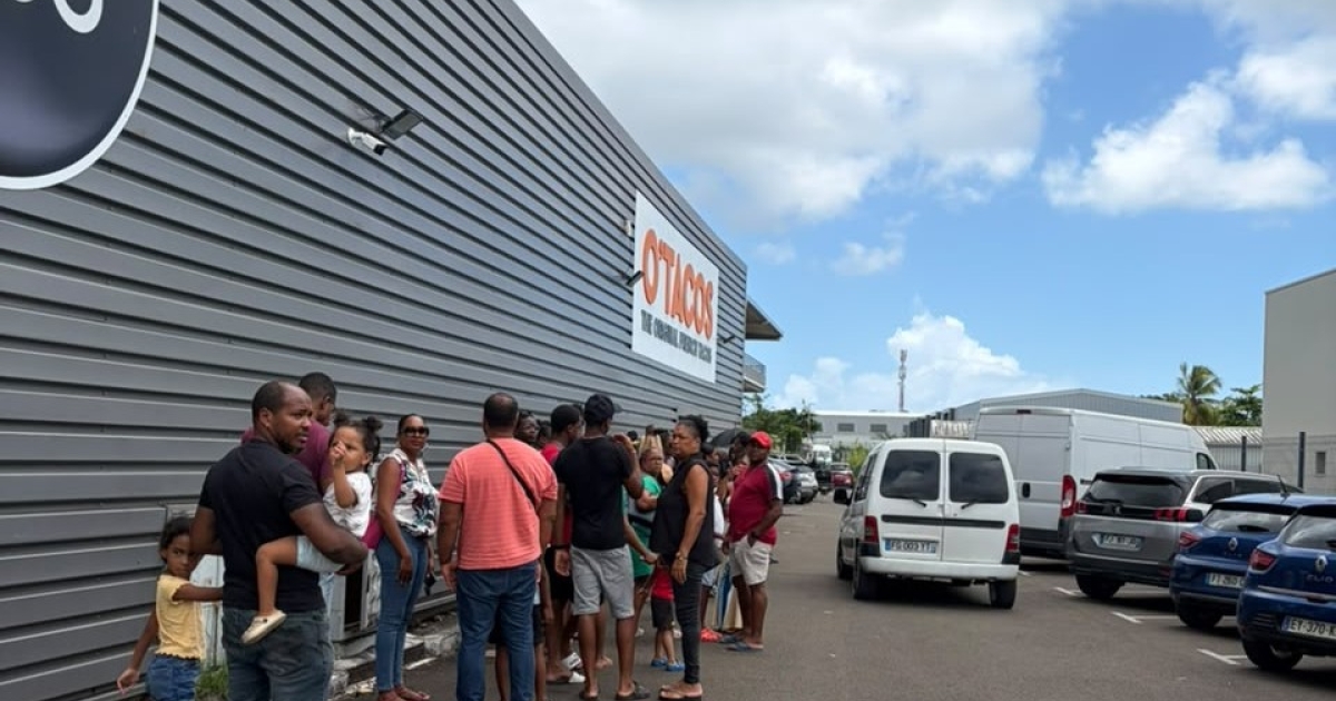     La foule au rendez-vous à l'annonce de la liquidation du Sport 2000 des Abymes 

