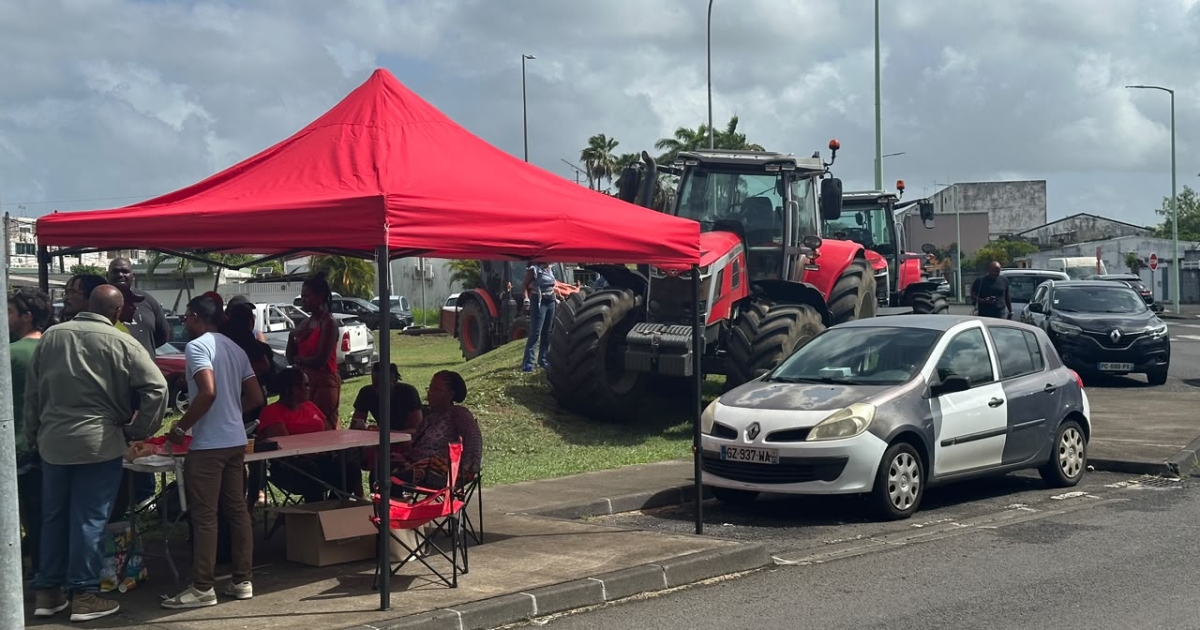     Les agriculteurs se mobilisent devant l’antenne de la Région Guadeloupe au Raizet

