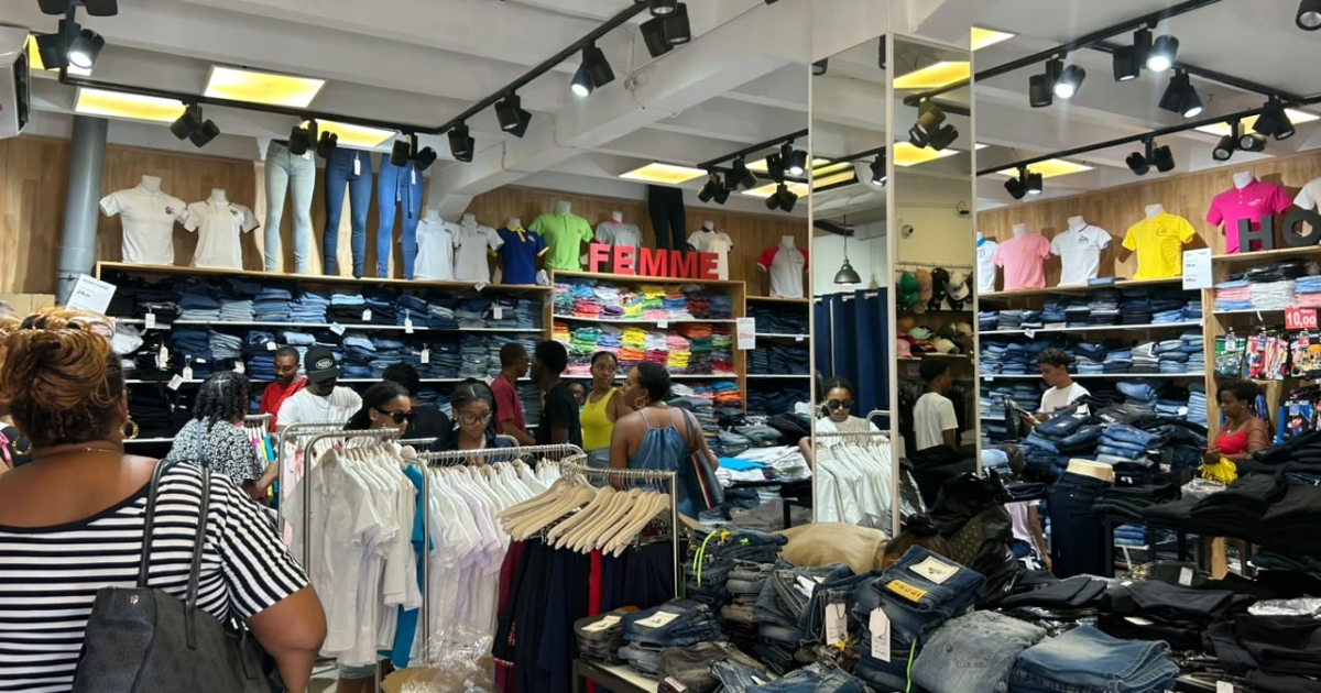     À l'approche de la rentrée scolaire, les familles affluent en magasin pour l'achat des uniformes


